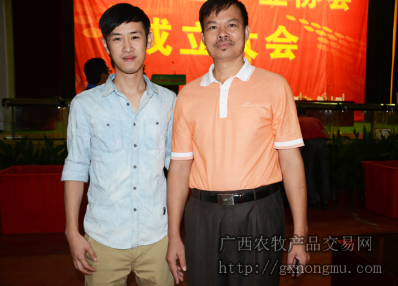 “金钱龟之父”李艺和获奖单位负责人合影