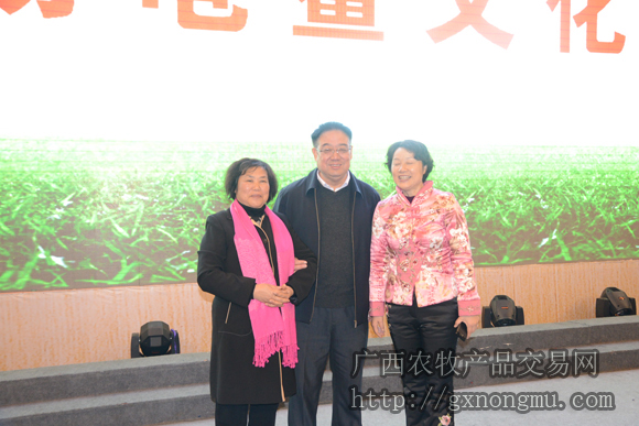 中国龟鳖业分会田彦强秘书长和钦州市妇女龟友会领导