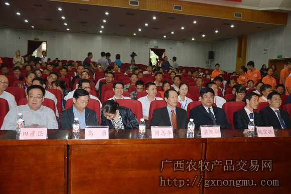 全国水产技术推广总站站长魏宝振和梁雨祥局长参加颁奖仪式