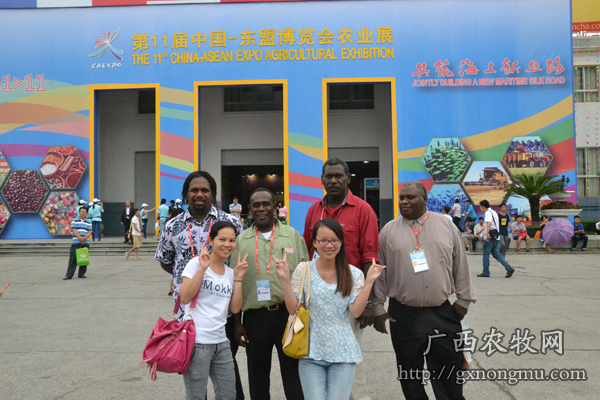 外国知名企业家和广西农牧网主创人员在博览会上交流