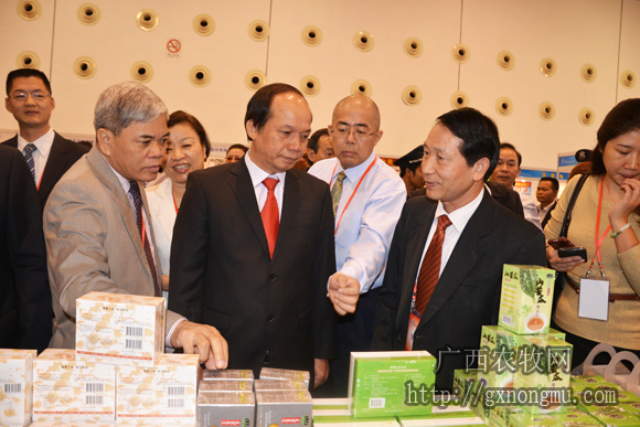 梁雨祥局长向越南农业与农村发展部副部长武文捌介绍广西名特优产品